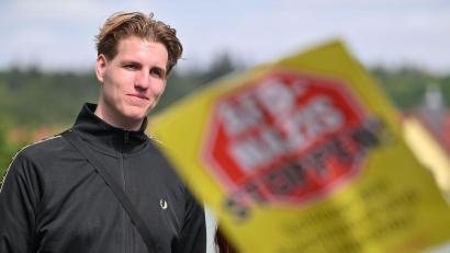Bild: Martin Schutt/dpa
Der Streamer Marcant erhält einen „Blauen Panther“. (Archivbild)