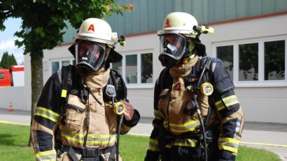 Bild: Ilias-Maurice Ziergiebel 
Einsatzkräfte der Feuerwehr Tirschenreuth in voller Montur. Die Ausrüstung schützt, wie hier bei Übungen, aber auch im Ernstfall vor enormer Hitze, Flammen und giftigen Abgasen.