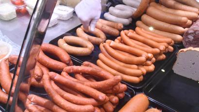 Bild: Gabi Schönberger
Fleisch und Wurst vom Metzger um die Ecke erfordert vom Kunden immer weitere Wege. Die Zahl der Handwerksbetriebe in der Lebensmittelbranche sinkt auch in Weiden und dem Landkreis Neustadt/WN.