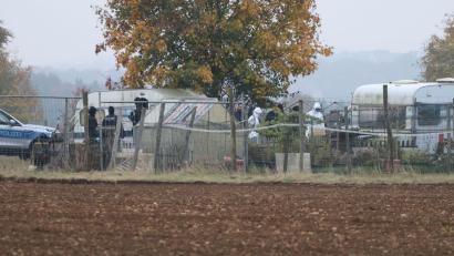 Bild: Kestl/Vifogra MEDIA/dpa
Ermittler sind bei einer Drogenrazzia im Landkreis Regensburg im Einsatz.