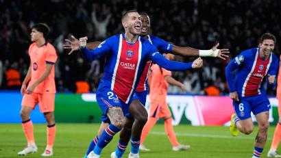 Bild: Teresa Suarez/AP/dpa
Bis auf den Fan-Aufreger ein großer Fußball-Abend: Lucas Hernández feiert sein Tor.