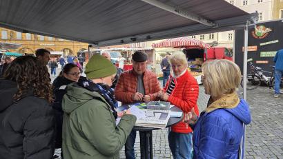 Bild: tgf
"Redaktion on Tour" von Oberpfalz-Medien auf dem Amberger Marktplatz: Reporter im Gespräch mit Lesern der Amberger Zeitung und Onetz.