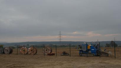 Bild: Elisabeth Dobmayer
Derzeit sind die Arbeiter mit dem Zaunbau und dem Einbringen der dicken Stromleitungen auf dem Areal am Weißenberg zwischen Altenstadt und Obertresenfeld beschäftigt. Bis Ende April 2027 soll aus der heutigen Baustelle ein leistungsstarkes Solarfeld werden.