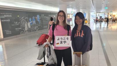 Bild: Ollig/privat
Sarah (links) empfängt Maya am Flughafen in München – natürlich mit einem Schild auf Japanisch.