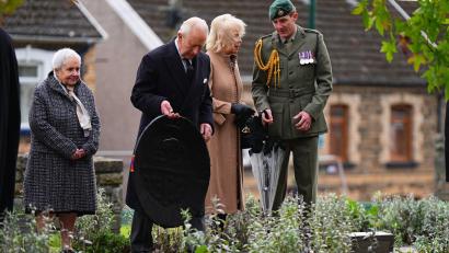 Bild: Aaron Chown/Press Association/PA Wire/dpa
König Charles III. und Königin Camilla gedenken der verheerenden Katastrophe von Aberfan.