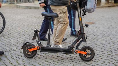 Bild: Erik Glaubitz
E-Scooter und ihre Fahrer hat die Amberger Polizei am Montag bei einer Schwerpunktaktion in der Fußgängerzone und an anderen Stellen im Stadtgebiet kontrolliert.