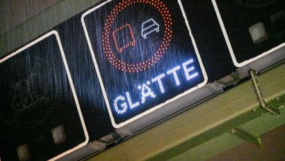 Bild: Jason Tschepljakow/dpa
Auch auf Autobahnen wird es glatt.