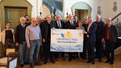 Bild: Anna Heidenreich, Bezirk Oberpfalz
Das Oberpfalz-Wiki startet neu in die Zukunft. In Regensburg wurde die Trägerschaft durch den Oberpfälzer Kulturbunds besiegelt.