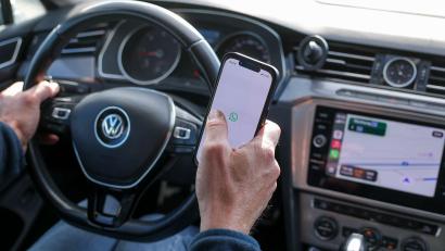 Bild: Jan Woitas/dpa
Die mit der Digitaltechnik im Auto einhergehende Ablenkung erhöht nach Analyse der Allianz das Unfallrisiko ganz erheblich. (Symbolbild)