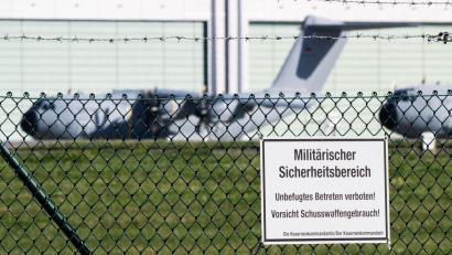 Bild: Julian Stratenschulte/dpa
In der Nähe des Luftwaffen-Stützpunkts Wunstorf wurde mitte September eine Drohne gefunden. (Archivbild)