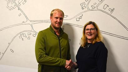 Bild: Fritz Dietl
Der neue Ortssprecher von Steiningloh, Sebastian Lobenhofer, und Hirschaus Bürgermeisterin Beate Dietrich freuen sich auf eine gute Zusammenarbeit.