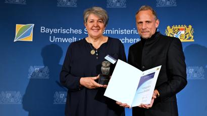 Bild: Astrid Schmidhuber
Umweltminister Thorsten Glauber händigt Mariele Junak, Vorsitzende des Tierschutzvereins Weiden und Umgebung, den Bayerischen Tierschutzpreis aus.