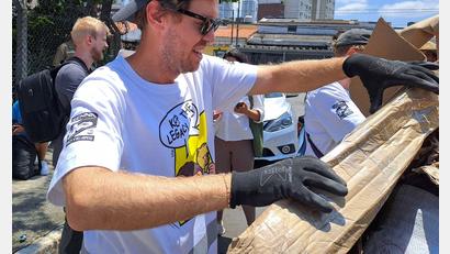 Bild: Jens Marx/dpa
Sebastian Vettel packt auch selbst mit an. (Archivbild)