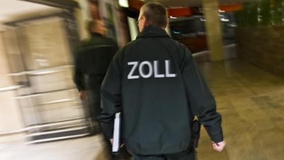 Symbolbild: Nicolas Armer/dpa
in Regensburg haben Zollbeamte mehrere Objekte durchsucht.