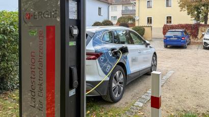 Bild: Petra Hartl
In Rosenberg sind Ladesäulen noch rar gestreut. Am Parkplatz in der Hauptstraße können E-Autos geladen werden.