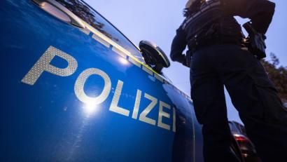 Bild: Marijan Murat/dpa
Der Tatverdächtige ließ sich noch am Tatort widerstandslos festnehmen. (Symbolbild)