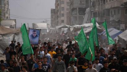Bild: Jehad Alshrafi/AP/dpa
Begräbnis von Hamas-Kämpfern im September 2026 im Gazastreifen. (Archivbild)