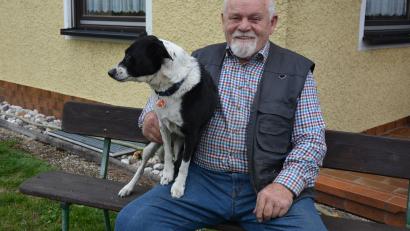 Bild: Josef Rosner
Vladislav Migula hat es sich mit seiner Hündin "Sissi" auf der Gartenbank gemütlich gemacht. Am Samstag feiert er seinen 80. Geburtstag.