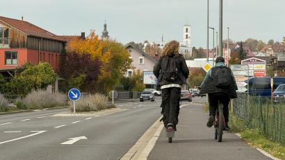 Bild: Petra Hartl
E-Scooter gehören mittlerweile fest zum Stadtbild von Sulzbach-Rosenberg – genauso wie Regelverstöße. Wie hier damit auf Gehsteigen zu fahren, ist grundsätzlich verboten.