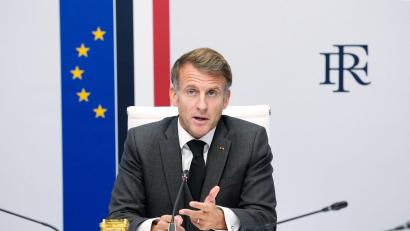 Bild: Teresa Suarez/Pool AP/AP/dpa
Präsident Emmanuel Macron möchte wieder Ruhe in Frankreich einkehren lassen.