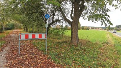 Bild: Gertraud Portner
Der Bayerisch-Böhmische Freundschaftsweg verläuft zwischen Lind (im Hintergrund) und Schneeberg fast parallel zur Staatsstraße 2160 (rechts). In einem Waldstück bei Herzoghof wurde eine 19-jährige Joggerin von einem bisher unbekannten Mann angegriffen.