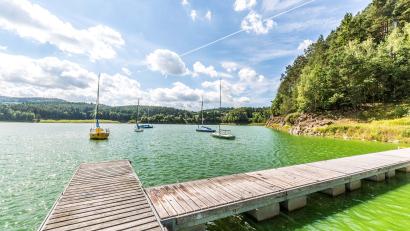 Bild: Kreis Schwandorf
Der Eixendorfer See im Landkreis Schwandorf zeigt sich im Jubiläumsjahr von zwei Seiten: klares Wasser und niedriger Wasserstand. Der Runde Tisch thematisiert die Auswirkungen des Klimawandels.