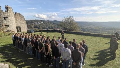 Bild: Bundeswehr/PzArtBtl 131
Die Ernennung zu Soldaten auf Zeit fand auf der Burgruine Flossenbürg statt.