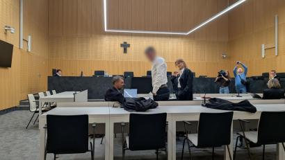 Bild: wüw
Vor Beginn der Verhandlung sucht der Angeklagte Blickkontakt zu seiner Familie, die wie an fast allen Verhandlungstagen auf den Zuschauerplätzen das Verfahren verfolgten.