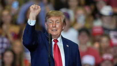 Bild: Mike Stewart/AP/dpa
Trump feierte die Gewalt gegen Störer seiner Rede.