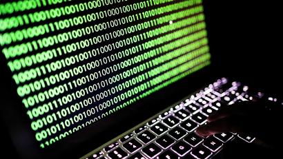 Symbolbild: Oliver Berg/dpa
Cyberangriffe können für Unternehmen teuer werden. Sichere Passwörter, regelmäßige Updates und Datensicherungen helfen, das Risiko zu verringern.