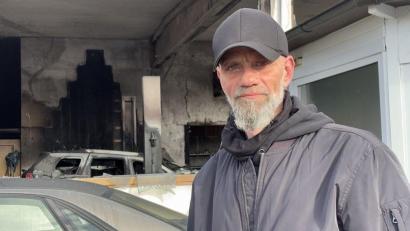 Bild: roa
Kfz-Meister Christian Reuter (54) steht vor seiner ausgebrannten Werkstatt in der Kümmersbrucker Straße in Amberg. "Meine Existenz ist in Rauch aufgegangen", sagt er.