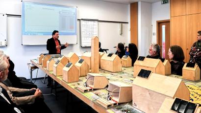 Bild: Peter Ringeisen
Lorenz Hirsch (vor der Projektionsfläche), einer der Energiespardorf-Referenten des Bunds Naturschutz, stellte das Projekt vor, mit dem Jugendliche unter anderem für verantwortungsvollen Stromverbrauch sensibilisiert werden sollen.