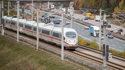 Bild: Daniel Karmann/dpa
Normalerweise ist die Schnelltrasse die zügigste Route per Bahn von München nach Nürnberg. (Archivbild)