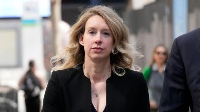 Bild: Jeff Chiu/AP/dpa
Eine Dokumentation über die ehemalige Theranos-Chefin Elizabeth Holmes kommt im Dezember nach Deutschland. (Archivbild)