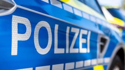 Bild: David Inderlied/dpa
Polizisten nahmen den Fahrer fest, nachdem er zu Fuß vom Unfallort geflüchtet war. (Symbolbild)