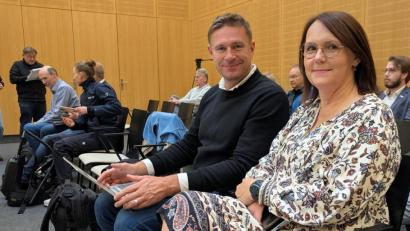 Bild: wüw
Barbara Šišková mit dem Journalisten Jan Nowák im Gerichtssaal in Weiden. Die beiden Tschechen haben eine Menge zur Aufklärung des Müllskandals beigesteuert.
