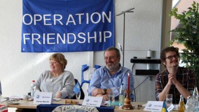 Bild: Gerhard Steiner
2018 tagte "Operation Friendship International" in Neustadt. Vorsitzender Gerhard Steiner (Zweiter von rechts) hatte die Tagung organisiert. Auch Sohn Felix (rechts) war dabei. 2027 zu Ostern findet wieder eine Internationale Tagung in der Kreisstadt statt.