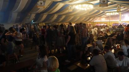Bild: kaz
Blick ins Festzelt des Wiesenfestes im vergangenen Jahr: Aktuell ist der Betreiber insolvent