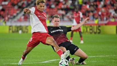 Bild: Philippe Magoni/AP/dpa
Pech für Matthias Ginter (r) und seine Kollegen: Paris Brunner trifft auch im Spiel gegen den SC Freiburg.