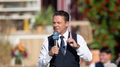 Bild: Silas Stein/dpa
Moderator Stefan Mross hat in einem geposteten Video aus dem Europa-Park in Rust eine mögliche Rückkehr seiner abgesetzten Schlagersendung „Immer wieder sonntags“ angedeutet. (Archivbild)