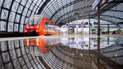 Bild: Christoph Soeder/dpa/dpa-tmn
Fahren bald weniger Regionalzüge? (Archivbild)