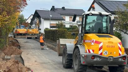 Bild: Holger Stiegler
Die Arbeiten am dritten Teilabschnitt der Fichtelgebirgsstraße (Bild) haben begonnen. Die Sanierungsmaßnahme erstreckt sich auf rund 120 Meter und soll bis Mitte November abgeschlossen sein. Ob dann unmittelbar in die Instandsetzung der Anzensteinstraße eingestiegen wird, ist noch unklar.