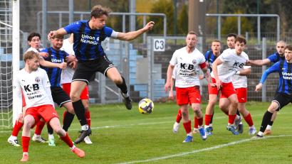 Bild: Gerhard Büttner
Felix Behnke, hier am Ball in einem Punktspiel der vergangenen Saison, hat am vergangenen Samstag einen Kreuzbandriss erlitten. Der Kapitän der SpVgg SV Weiden fällt die gesamte restliche Saison aus.
