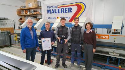 Bild: SHK-Innung Cham/Maria Spießl
Die SHK-Innung Cham gratulierte mit den Ausbildern Andreas und Reinhard Mauerer Michael Ring (Mitte) zu dessen besonderen Erfolgen beim Abschluss seiner Gesellenprüfung im Spenglerhandwerk.