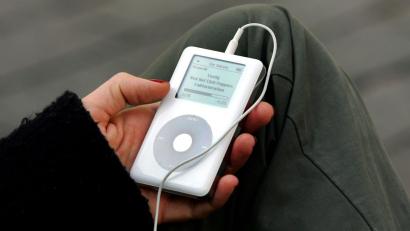 Bild: picture alliance / dpa
Mit 1.000 Songs auf einer Festplatte ließ der iPod ganze Musiksammlungen mitnehmen. (Archivbild)