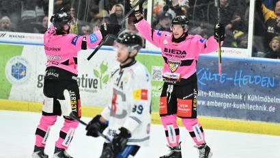 Bild: Hubert Ziegler
Roberts Baranovskis (links) vom ERSC Amberg jubelt mit Lukas Salinger (rechts). Auch am Wochenende möchte man bei den Wild Lions feiern.