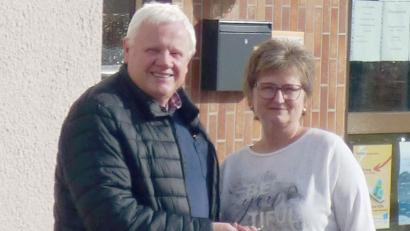 Bild: Manuel Fehr
Markus Friedrich und Tanja Schultes bei der Schlüsselübergabe vor dem Werkhof in Tirschenreuth.