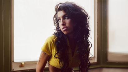 Bild: Mischa Richer/UMR/Island/dpa
Amy Winehouse auf einem Foto aus der Zeit von „Back to Black“. Zum 20. Jubiläum ist das Kultalbum neu aufgelegt worden. (Handout)