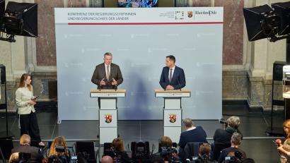 Bild: Sebastian Gollnow/dpa
Der MPK-Vorsitzende Schnieder (links) und der Co-Vorsitzende Lies stellten gemeinsam die  Beschlüsse des Gremiums nach dem Treffen in Berlin vor.