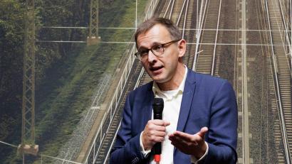 Bild: Carsten Koall/dpa
Der Chef der DB InfraGo, Philipp Nagl, hofft auf mehr Pünktlichkeit nach der Sanierung besonders heikler Strecken ab 2029. (Archivbild)